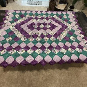 Violet tie quilt w/scalloped edges