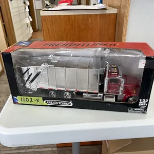 FREIGHTLINER CLASSIC XL GARBAGE TRUCK 1:32 SCALE MODEL