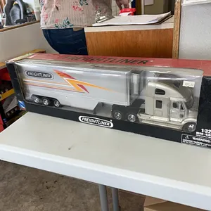 FREIGHTLINER TRUCK & REEFER VAN 1:32 SCALE MODEL