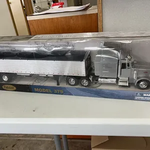 PETERBILT 379 TRUCK & GRAIN TRAILER 1:32 SCALE MODEL