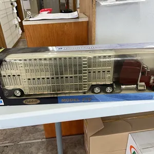 PETERBILT 379 TRUCK & LIVESTOCK TRAILER 1:32 SCALE MODEL