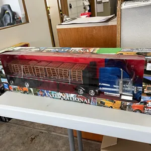 INTERNATIONAL TRUCK w/ HIGHWAY TRAILER 1:32 SCALE MODEL