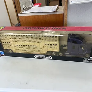 FREIGHTLINER CENTURY CLASS TRUCK & LIVESTOCK TRAILER 1:32 SCALE MODEL