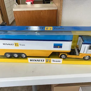 RENAULT F1 RACING TEAM TRUCK & TRAILER 1:32 SCALE MODEL