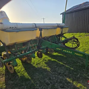 John Deere 7000 Planter - Offsite Alma