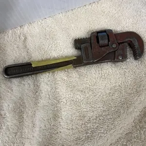 SMALL PIPE WRENCH