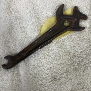 SMALL WRENCH