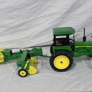 ERTL JD 4040 Tractor w/JD Square Baler