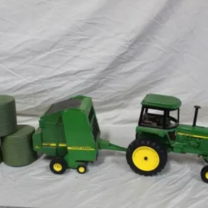 ERTL JD 4450 Tractor w/JD 567 Baler & 3 Bales