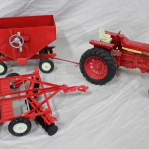 ERTL Int. Hydro Farmall 1026 w/Disk, Gravity Wagon