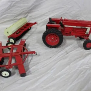 ERTL Int. Hydro 966 Farmall w/Disk & Int. Planter