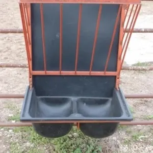 Wall Mount Poly Hay & Grain Feeder