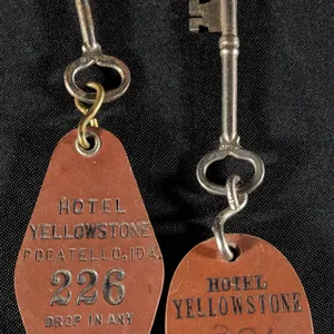 2 ROOM KEYS HOTEL YELLOWSTONE POCATELLO IDAHO KEYCHAIN