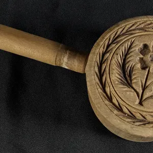 ANTIQUE PRIMITIVE CARVED WOOD BUTTER PRINT MOLD FLOWER DESIGN