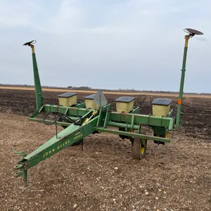John Deere Model 7000 – 4 Row 36” Planter with Markers