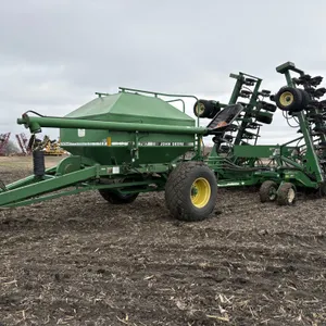John Deere 787 Air Seeder Cart with 40’ 1890 Air Drill, Cast Spike Closing Wheels, 23.1-26 Tires on