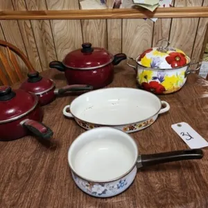 Megaware pots- Qty 3 are Red with lids