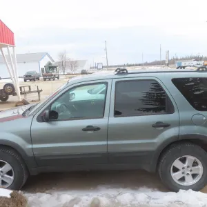 2005 Ford Escape SUV, V6, New Battery, 2 Sets of Tires (Winter/All Season), Has TOD, 203,000KM