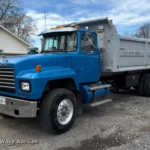 1991 Mack RD dump truck