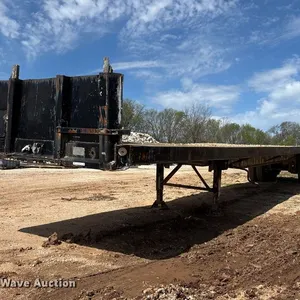 1977 Fruehauf flatbed trailer