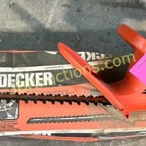 BLACK & DECKER HEDGE TRIMMER