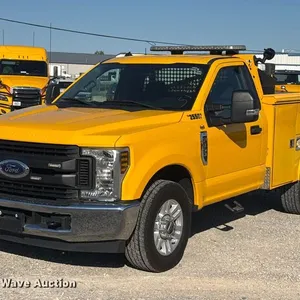 2019 Ford F350 Super Duty utility bed pickup truck