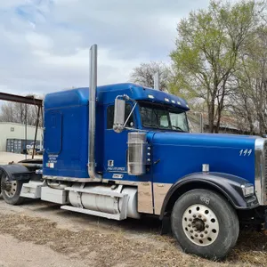 2000  Freightliner  FLD120  Semi Truck - Parts Only