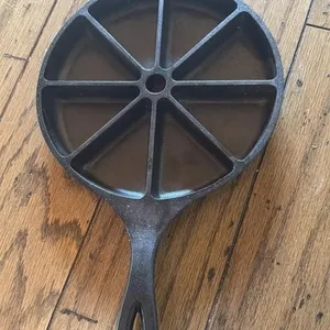 Lodge Triangle Cornbread Pan - 9” x 15” overall