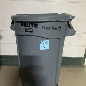 Brute garbage bin on wheels 32 gallon