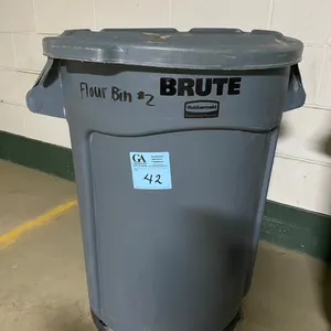 Brute garbage bin on wheels 32 gallon