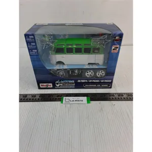 NIB Maisto "Custom Shop" 1:25 Diecast Volkswagen Van "Samba"