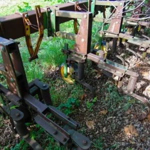Jd modle 825 row cultivator