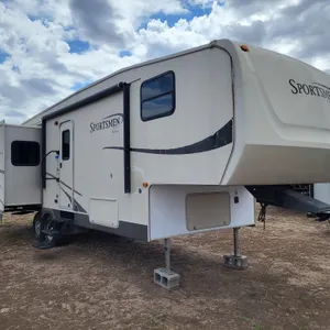 2009  K-Z  265 Sportsman  5th Wheel Camper - 32FT