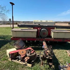 International 900 6 Row Planter