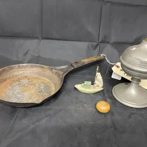 Snow King Baking Rowder - Figurine - Metal Lamp