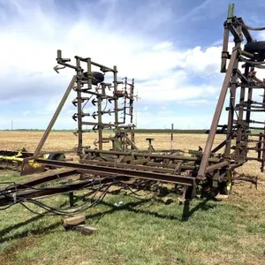 John Deere 1010 Field Cultivator 30�