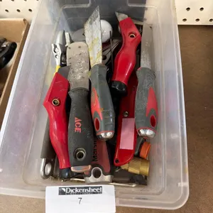LOT OF BOX CUTTERS & PUTTY KNIVES