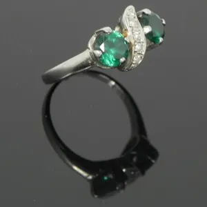 10KT GOLD RING W/ DIAMONDS & GREEN STONES 3.42g