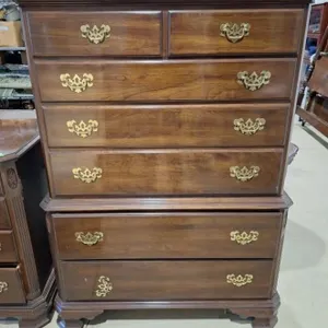 Lovely Ethan Allen chest of drawers