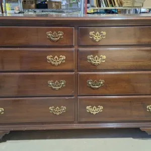 Lovely Ethan Allen 8 drawer dresser