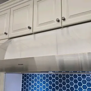 Thermador PH48GWS range hood. Features a stainless steel finish, LED lighting, and baffle filters. 48"W. S/N: 393050298253001198. Electrical: 120V.