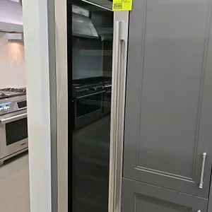 2022 Signature Kitchen Suite SKSCW181RP wine refrigerator. Features a glass door with stainless steel trim, digital controls, internal LED lighting, a