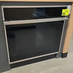 Monogram ZTS90DSSN1SS 30" built-in single convection wall oven. Features a tempered glass front, stainless steel trim, touchscreen display with air fr