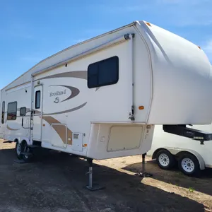 2007  Custom Campers  HitchHiker 2  5th Wheel Camper - 31FT