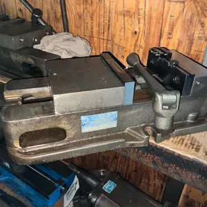 KURT D675 6” ANGLOCK VISE SN: 57908