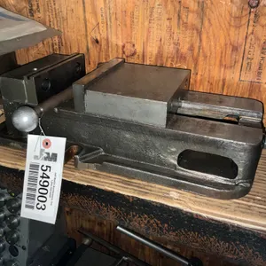KURT D675 6” ANGLOCK VISE SN: 37323