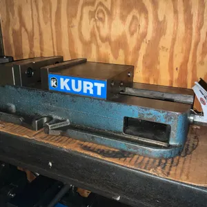 KURT D675 6” ANGLOCK VISE SN: 88378