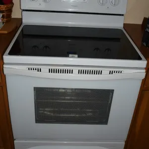Whirlpool Glass Top Electric Stove, Measures 30 X