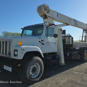 2001 International 2554 crane truck