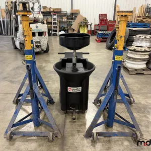 (4) PKS Lifts 18,000lbs une chandelle & JohnDow Industries centre de lubrification
 UNRESERVED